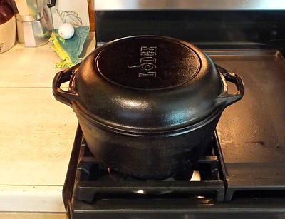 Cast iron cooking pot