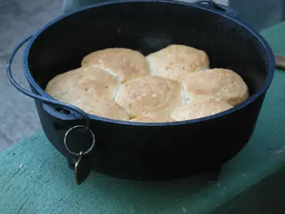 Cooking bread buns in a black pot