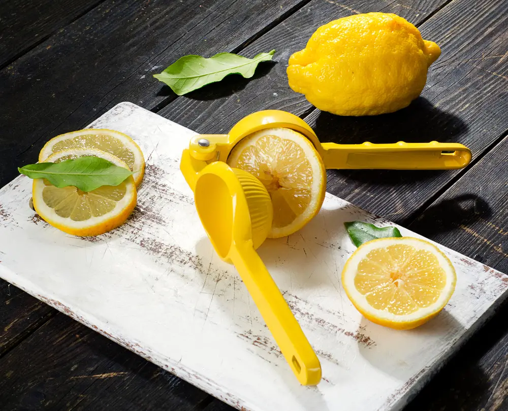 how to use a lemon squeezer